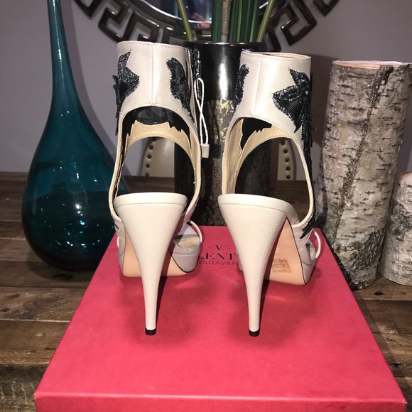 New Valentino Garavani Light Grey Sandals - Picture 4 of 8